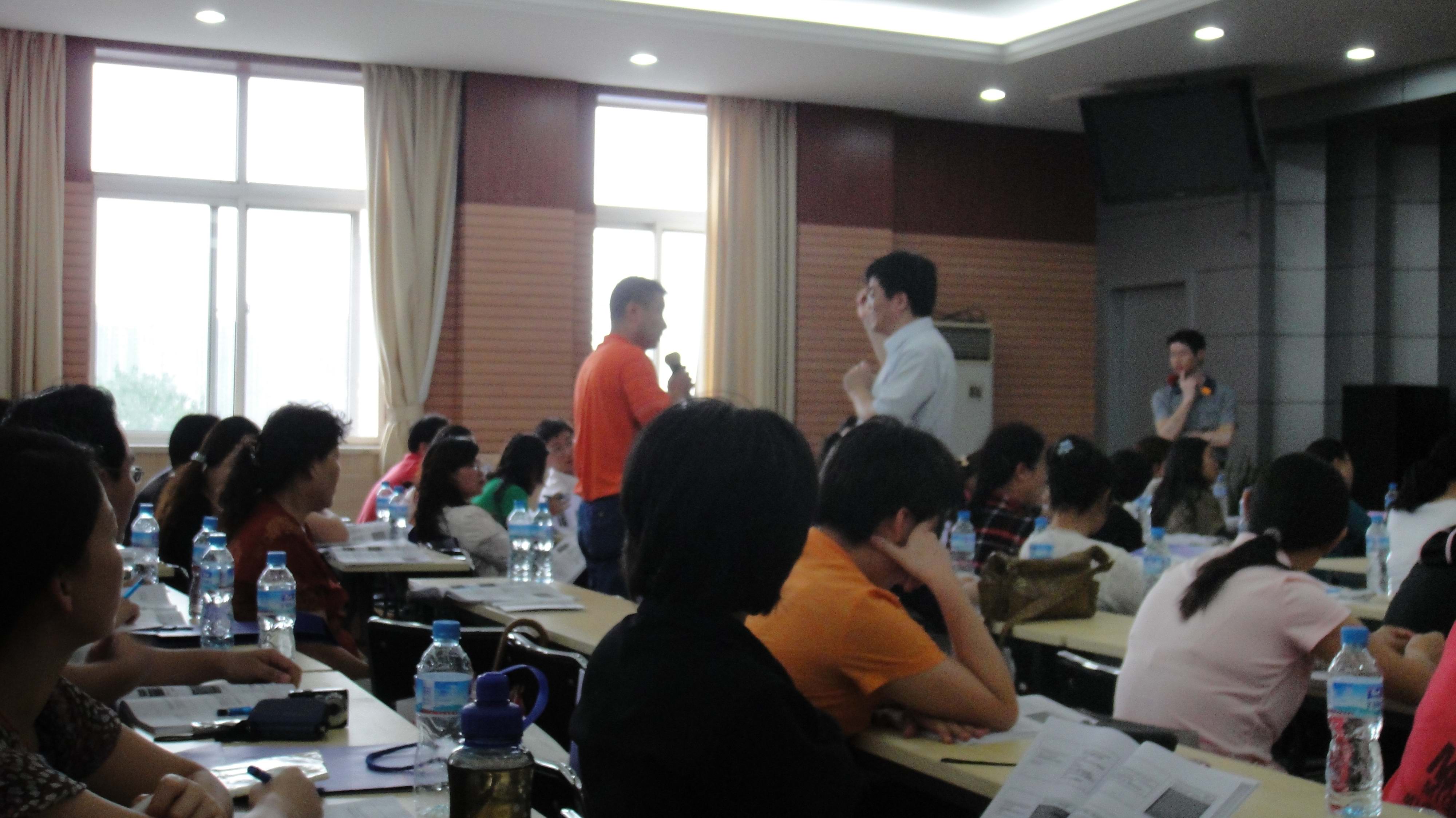 青岛培训会上，学员踊跃发言。