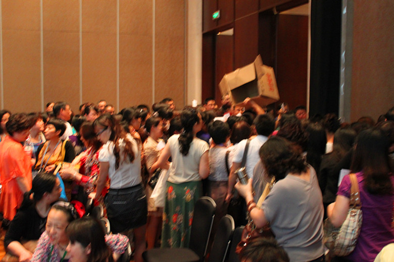 抢礼品的壮观场面