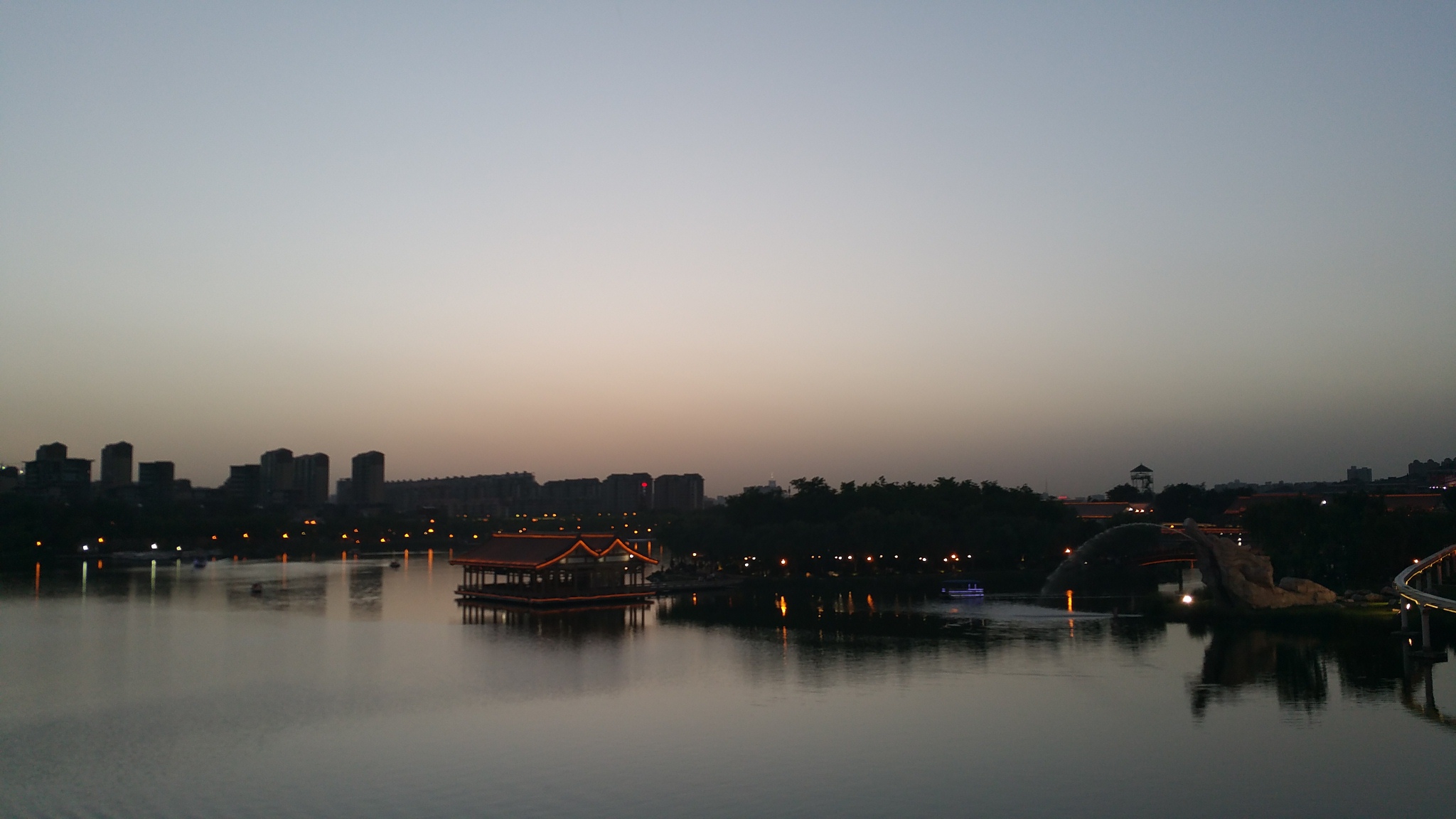 夜幕中曲江的南湖公园,寒窑就在南湖公园旁边 夜幕中曲江的南湖公园,寒窑就在南湖公园旁边