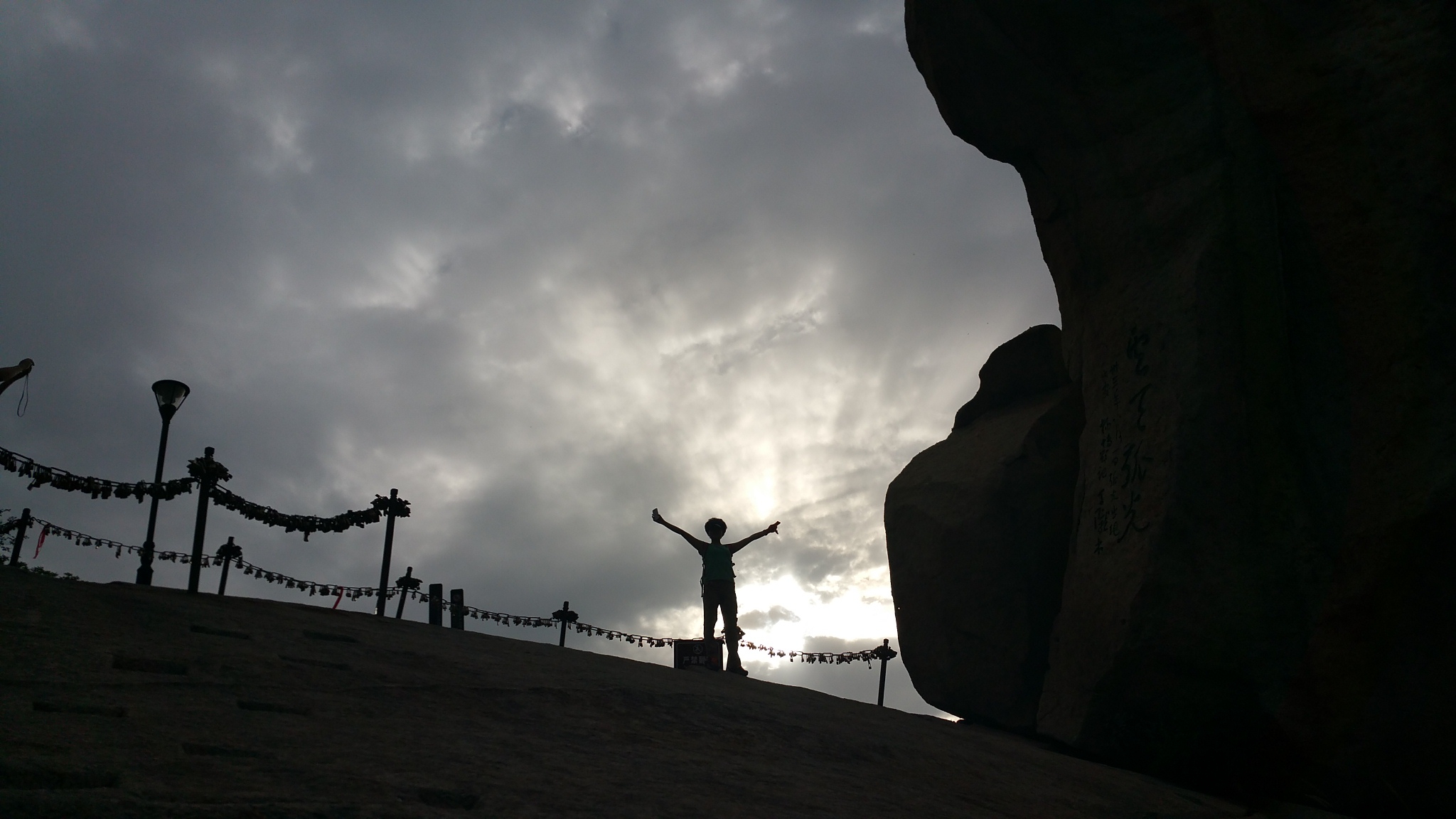 日落中的华山,感慨祖国的大好河山真美 日落中的华山,感慨祖国的大好河山真美
