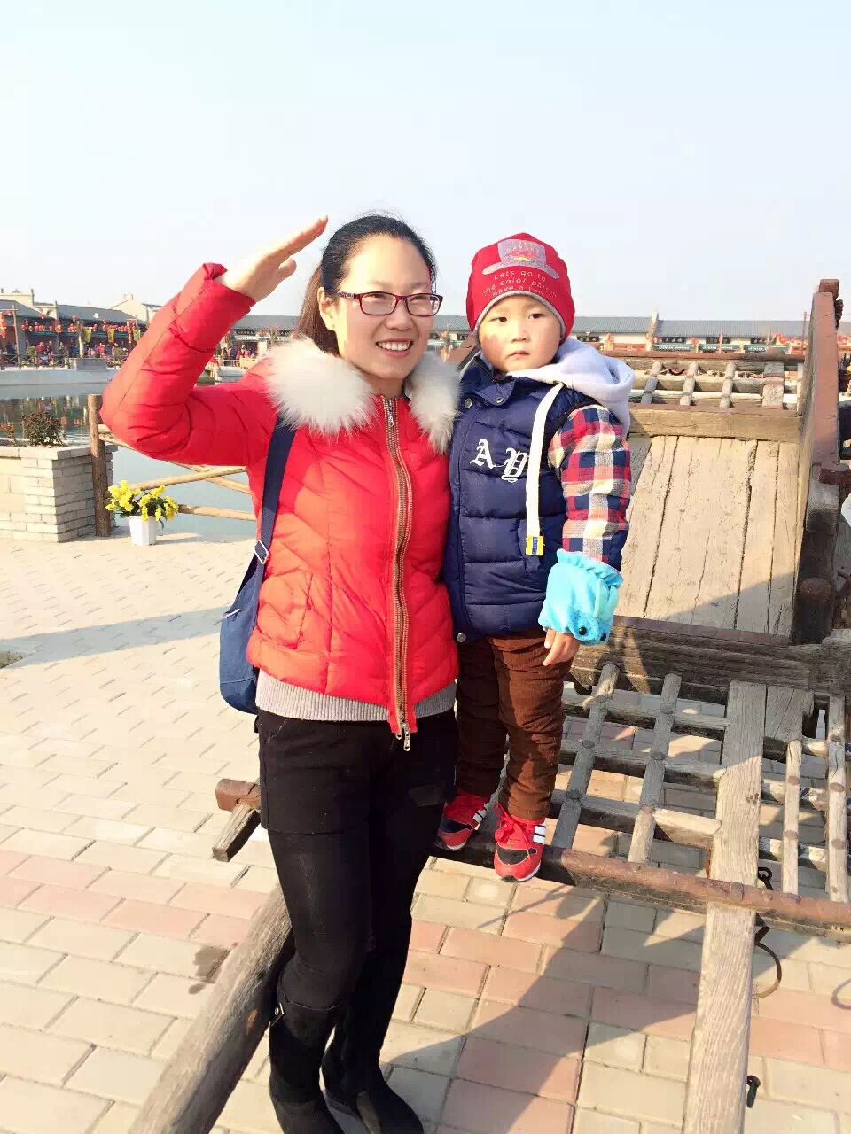 一直没找到单人照,所以就把宝贝也拉上来啦! 一直没找到单人照,所以就把宝贝也拉上来啦!