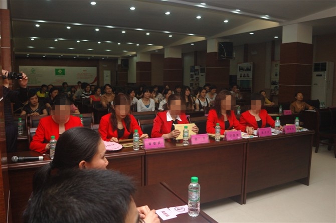 评委在紧张的作最终的评定，观众也在翘首期盼最终的竞赛结果