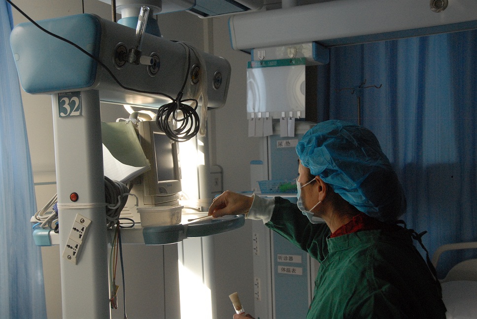 2015年医院感染暴发演练现场搬运患者.JPG 2015年医院感染暴发演练现场搬运患者.JPG