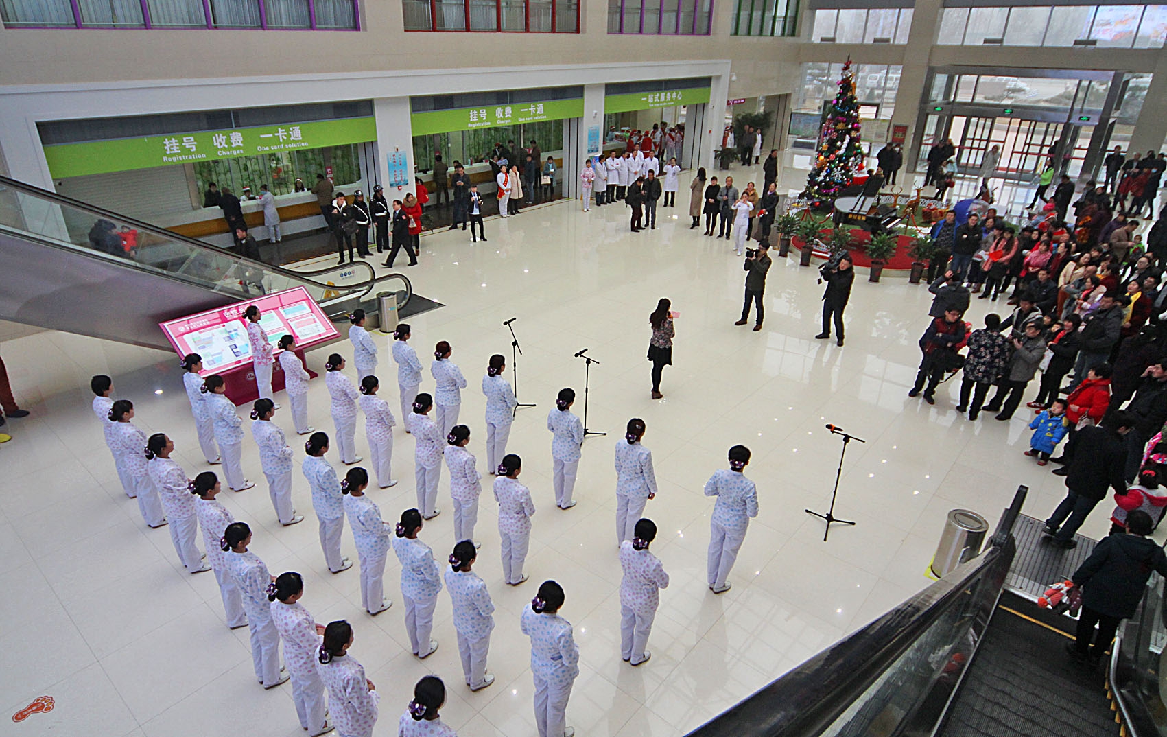 脱了帽子的护士们在宣誓 脱了帽子的护士们在宣誓