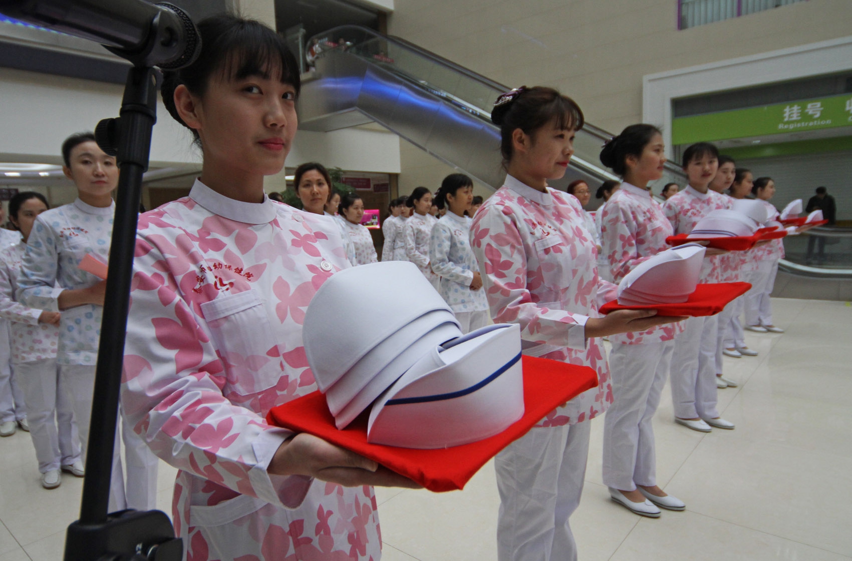 脱掉帽子、统一佩戴网子和头花的美女护士 脱掉帽子、统一佩戴网子和头花的美女护士