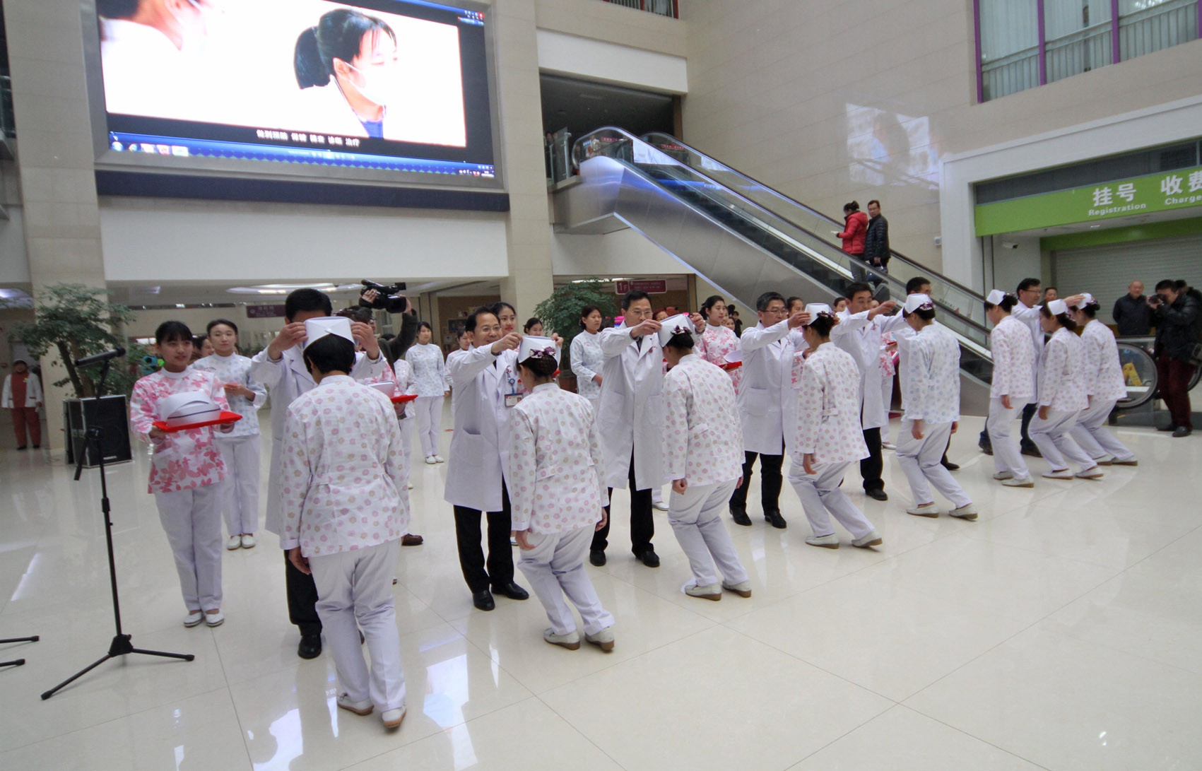 院领导正在为护士脱帽 院领导正在为护士脱帽