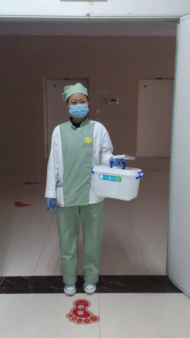 正在送标本的工人 正在送标本的工人