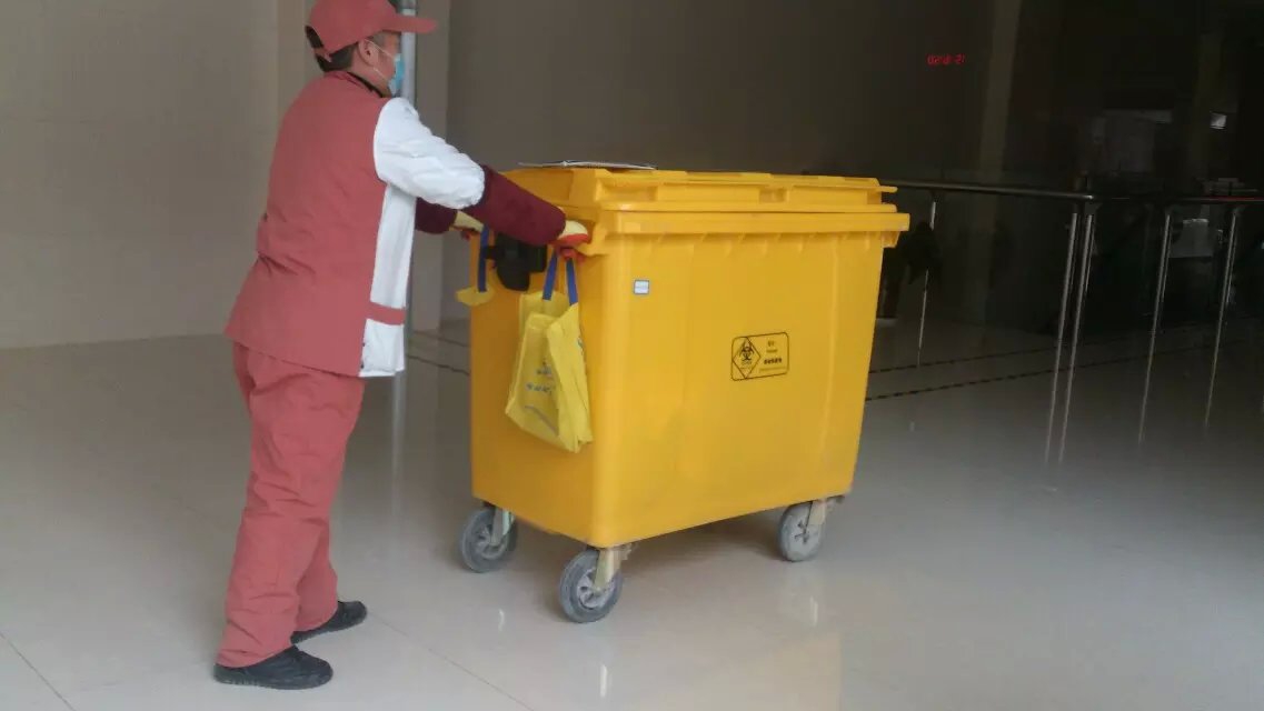 正在收集医废的工人 正在收集医废的工人