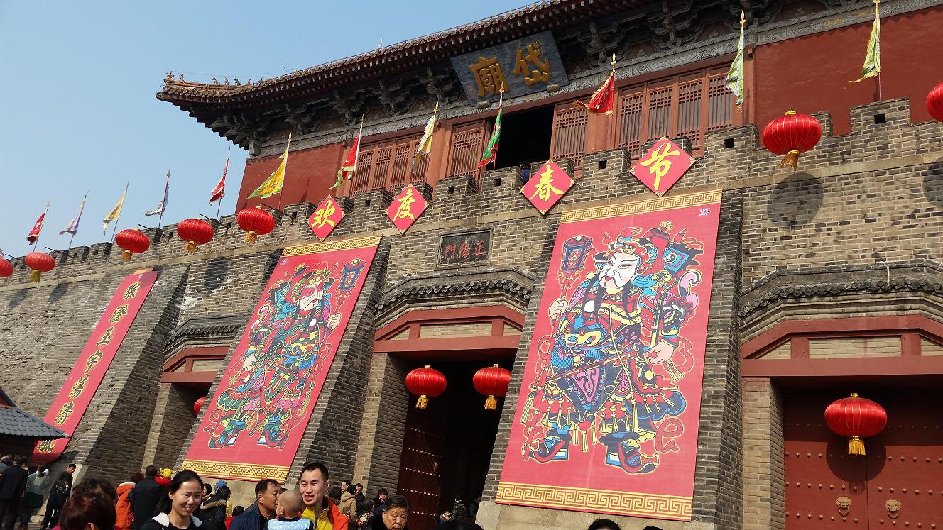 山东泰安-岱庙-新年新气象,旧貌衬新联。在古朴的城墙和大门上挂满了红红的灯笼,有大大的年画和对联,让古 ... 山东泰安-岱庙-新年新气象,旧貌衬新联。在古朴的城墙和大门上挂满了红红的灯笼,有大大的年画和对联,让古 ...