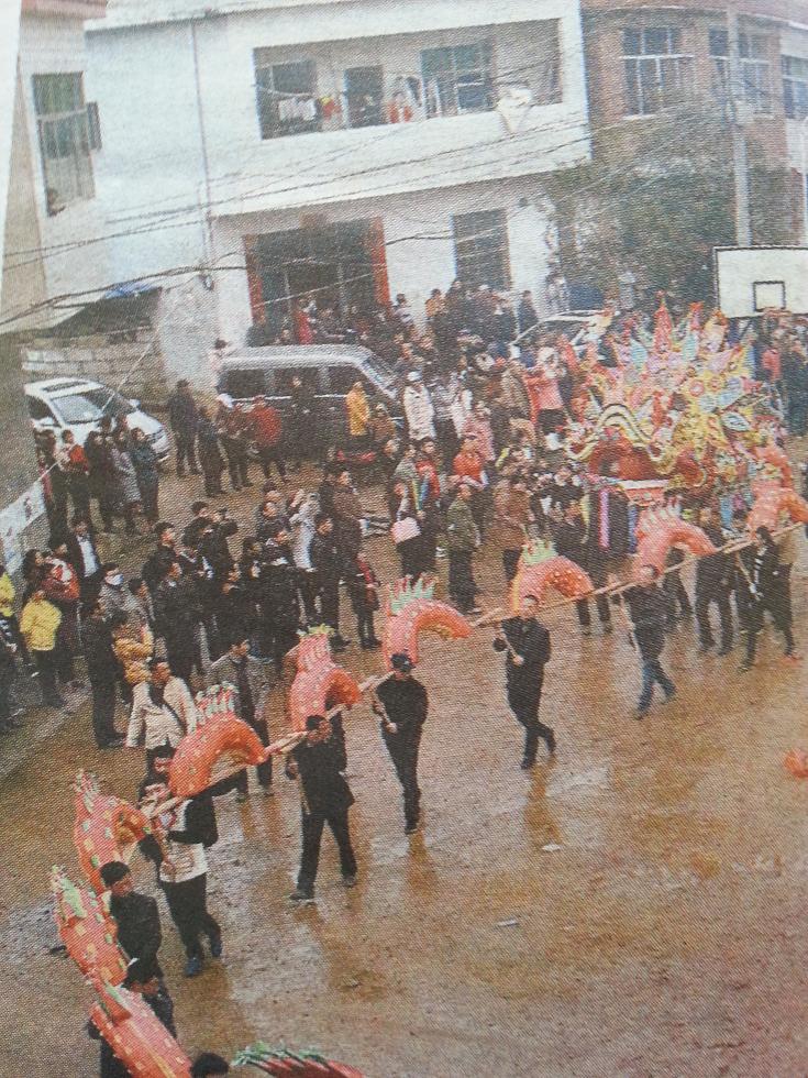 用巨型龙闹新春，喜气洋洋！