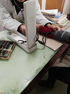50多岁的老村医在给外婆量血压.jpg
