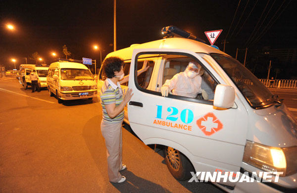 5月13日，120急救车从酒店转移密切接触者进行隔离。.jpg