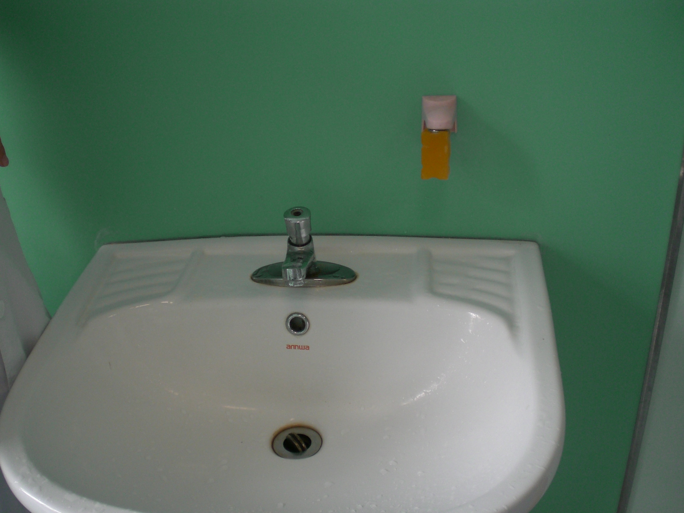 在肥皂上压上一块铁片，吸到磁铁上。