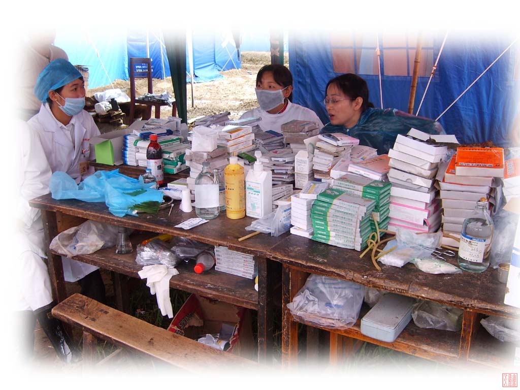 堆满了的配药、注射区.jpg